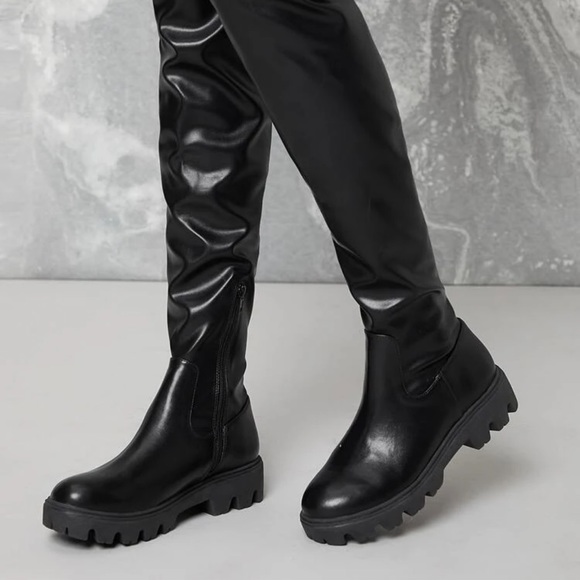 ARIANA! (Black) - Picture 4 of 5